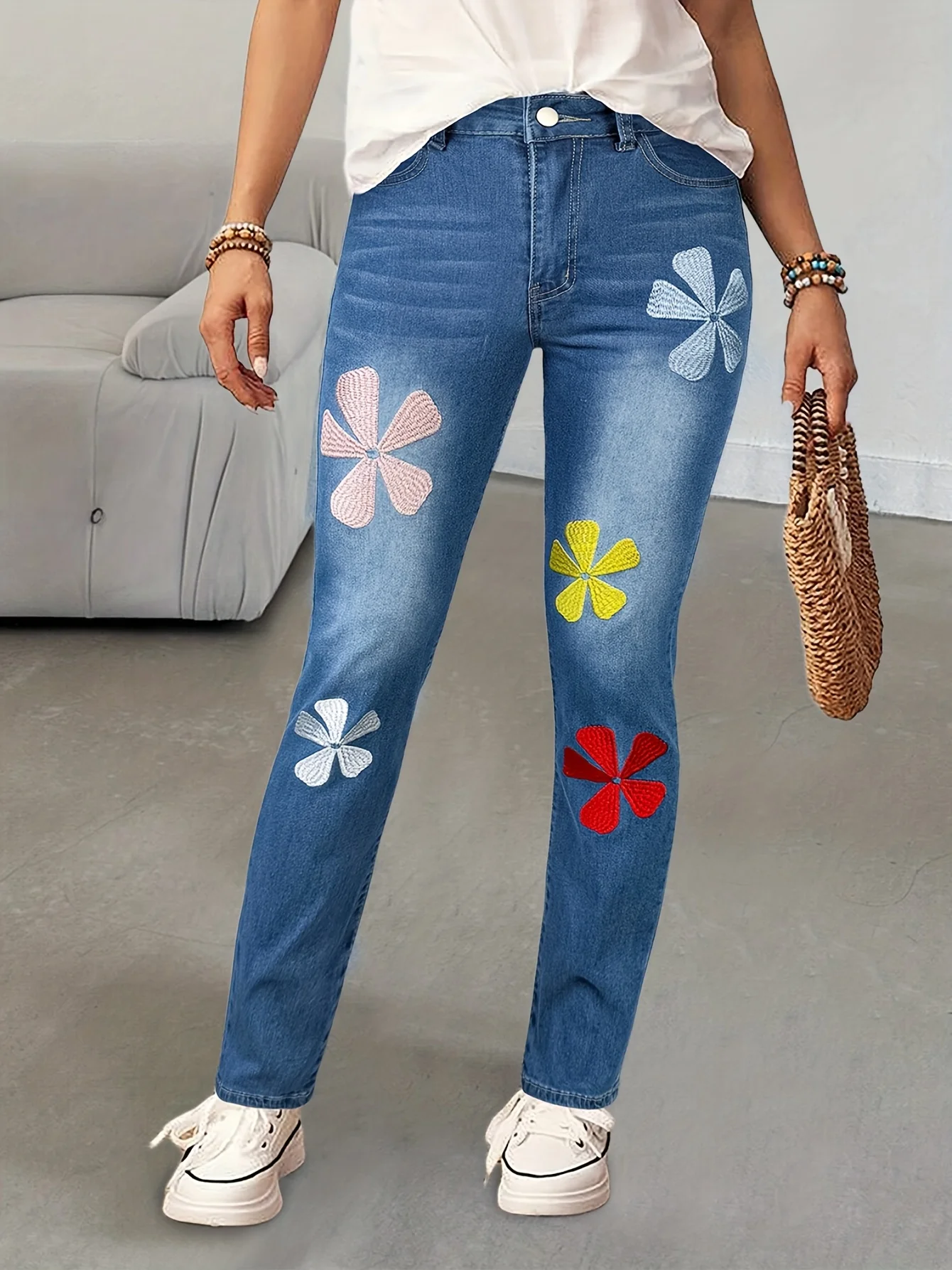 

Женские джинсы с вышивкой Джинсовые брюки с цветочной вышивкой и низкой посадкой Свернутые узкие облегающие джинсы с усами из спрея и камнями Повседневные джинсы