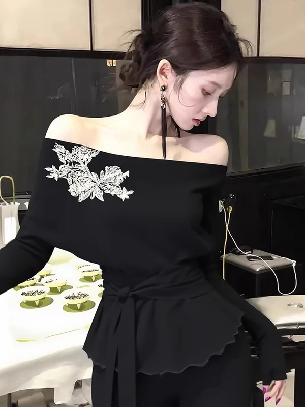 

Новая женская футболка в китайском стиле с вышивкой, асимметричная, на одно плечо, весенняя новинка, утягивающая талию, приталенный базовый топ