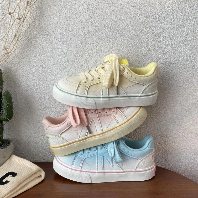 

Новинка лета 2024, модная повседневная парусиновая обувь с градиентом цвета для женщин, нишевый дизайн, низкие удобные массивные кроссовки на шнуровке
