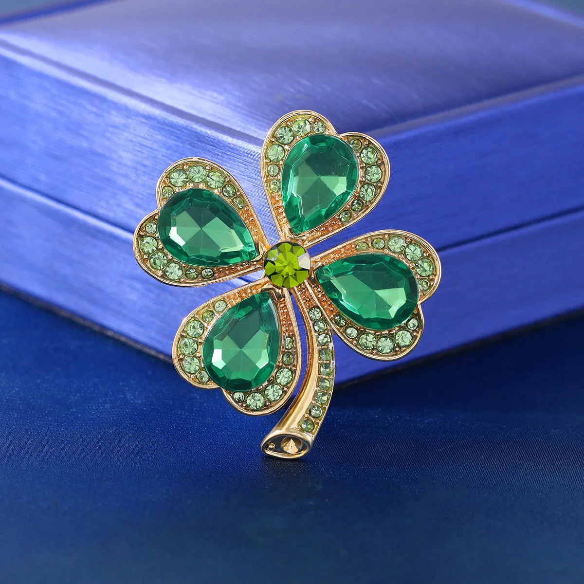 New Fashion Green Rhinestone Four-leaf Clover Ladies Brooch Simple Temperament Pin Corsage Fixed Clothes Accessories Jewelry