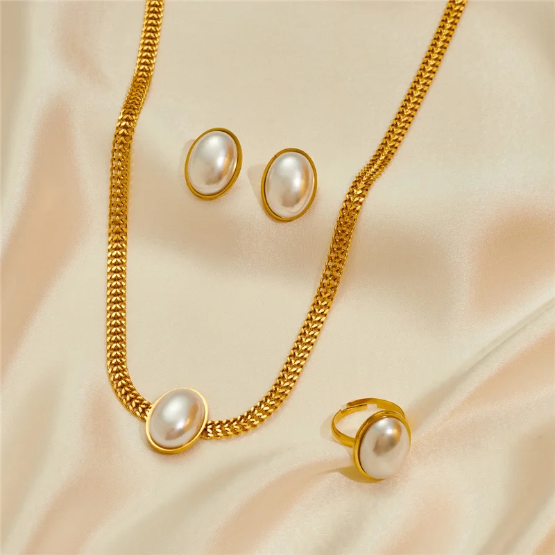 مجموعة مجوهرات أنيقة من الفولاذ المقاوم للصدأ مطلية بالذهب: قلادة سلسلة وأقراط وخاتم مع الأم - ترصيع اللؤلؤ