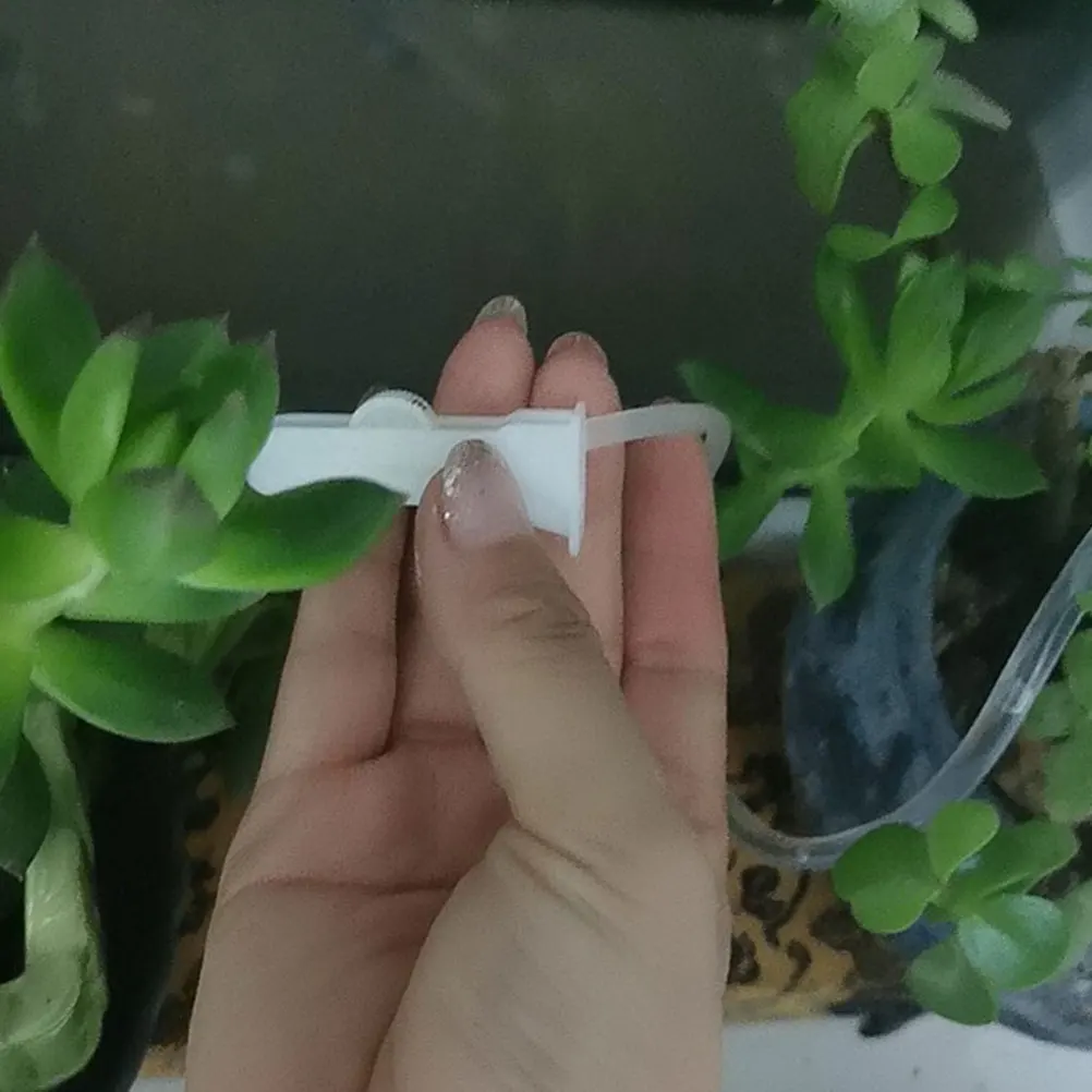 

4Pcs Daily Use Hose Adjuster Sturdy Plastic Material Practical Plant Watering Limiter Lightweight Convenient Multi-Function