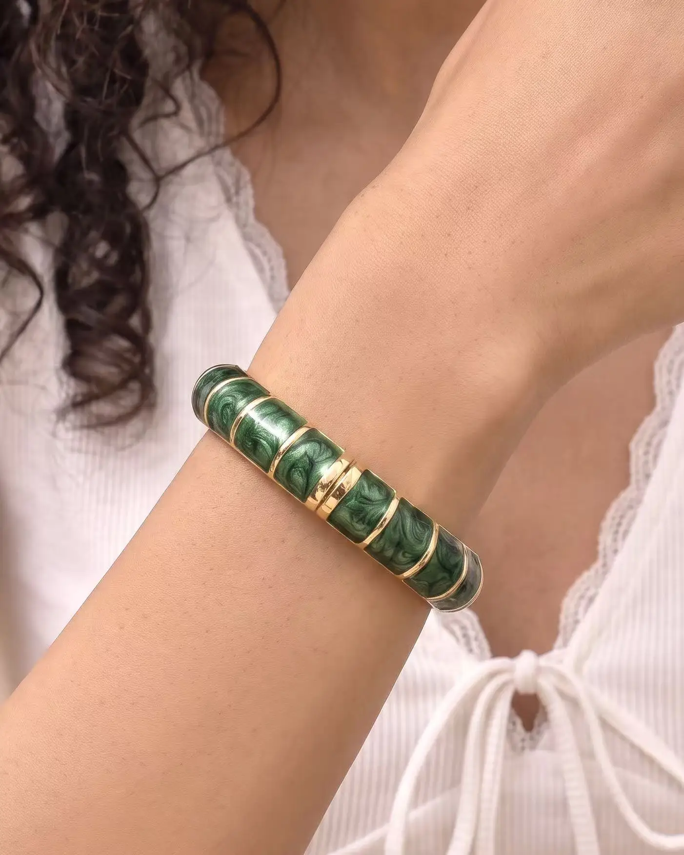 1 piece of green swirl enamel design spring bracelet, vintage fashion jewelry, suitable for women's daily wear, parties, and as a jewelry gift
