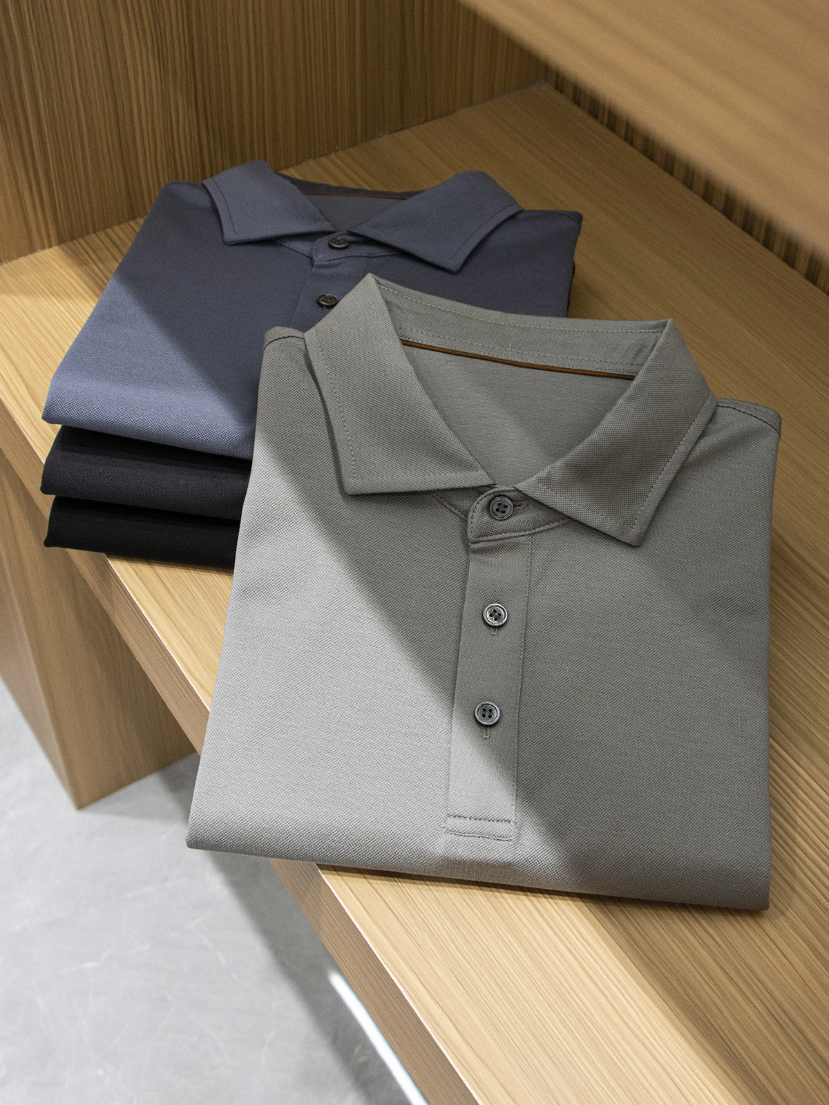 

Мерсеризованная жемчужная хлопковая шелковистая гладкая крутая свободная повседневная рубашка ПОЛО с короткими рукавами и лацканами