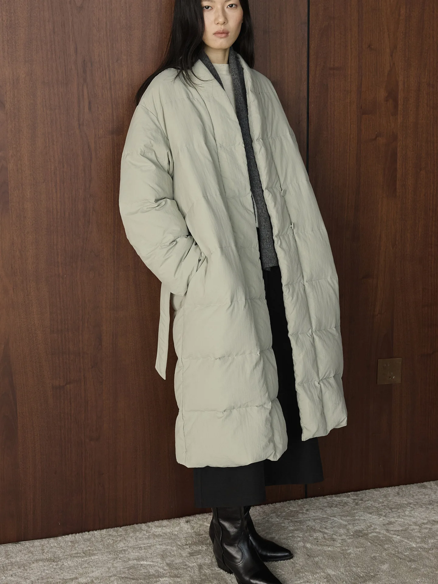 سترة شتوية جديدة على الطراز الكوري بحزام على شكل حرف V وطويلة مع شعور معلق، سترة دافئة ومريحة للنساء