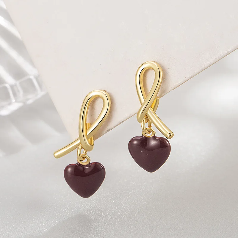 

Retro red heart pendant earrings are simple, smooth and cute knotted heart-shaped earrings for women, fashionable geometric earr