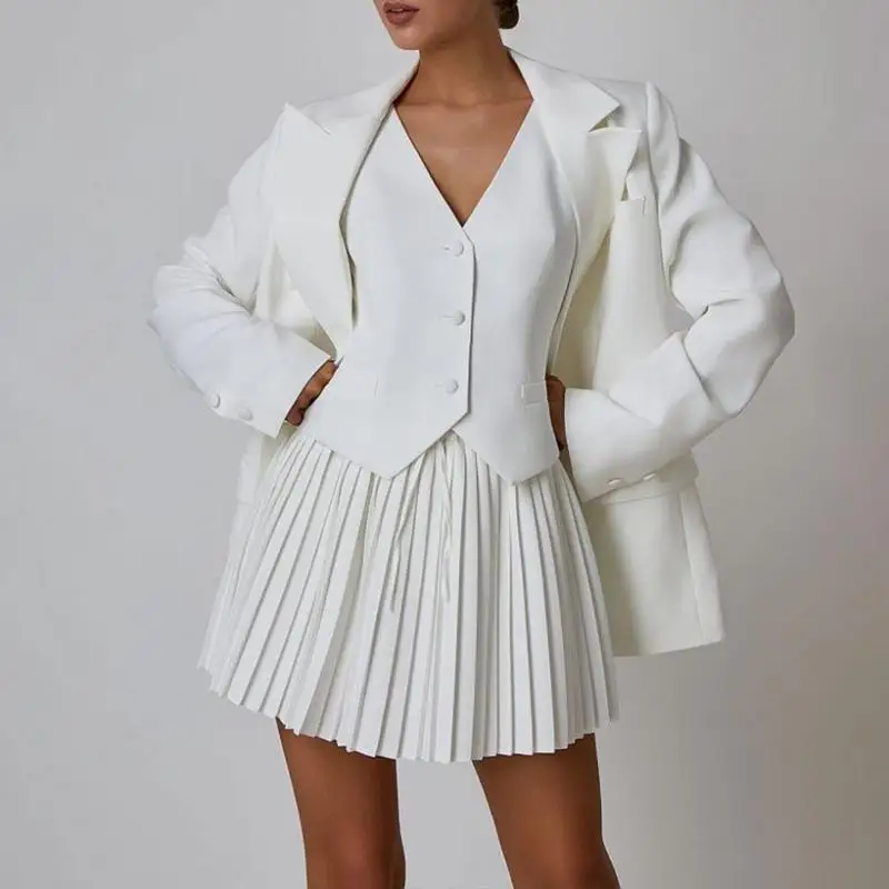 O novo conjunto de estilo 2025 é sexy e elegante, apresenta um colete sem mangas com decote em V e uma saia plissada de duas peças em cor sólida