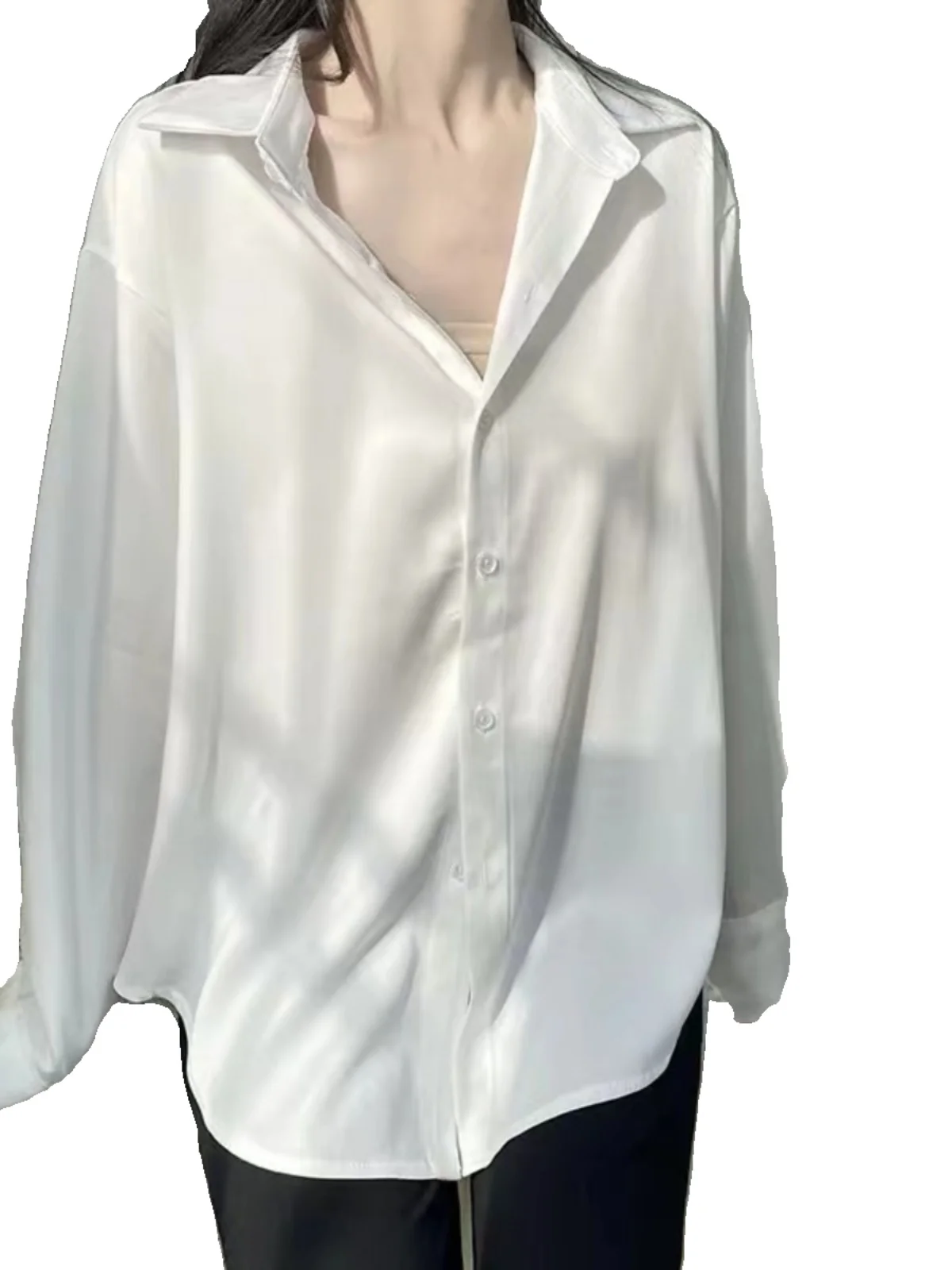 Ele المرأة طويلة Sve irt 2024 جديد Sle البوليستر الساتان ثنى قميص أبيض الكورية Sle طوق زر التفاصيل