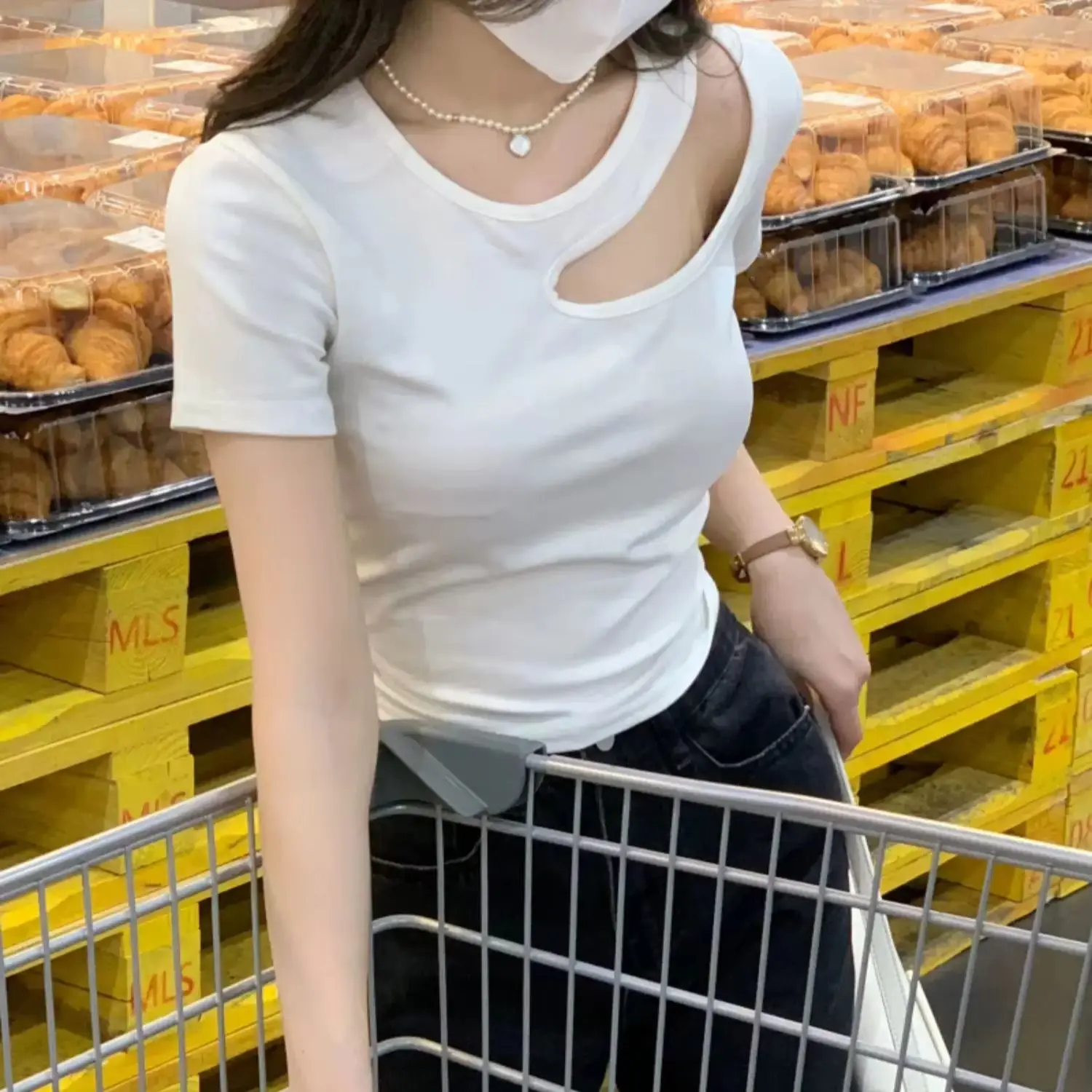 Women's Short-Sleeve T-Shirt with Scoop Neck and Straight Shoulders: Summer Pleated, Breathable, Slim-Fit, Simple Versatile