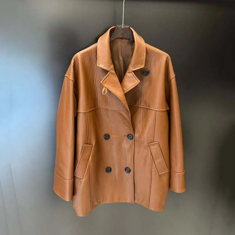 سترة جلدية أصلية عصرية جديدة بطول منتظم لعام 2025 بياقة مقلوبة ملابس نسائية لخريف وربيع جودة عالية