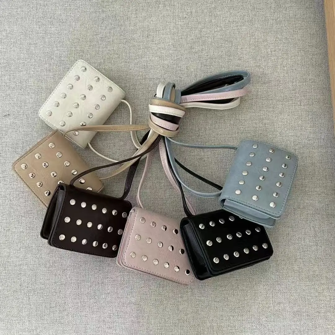 

Шикарные мини-сумки через плечо с заклепками, 2025 г., модная разноцветная сумка для наушников с монетами, текстурированная искусственная кожа, повседневные сумки на плечо