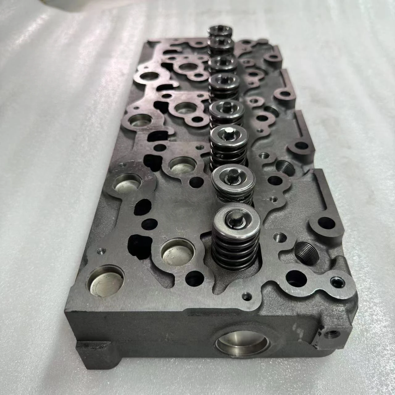 Excavator Forklift Kubota Cylinder Head V2203 V2403 V3307 V3800 D1105 D902 Cylinder Head Assembly with Valve Seat