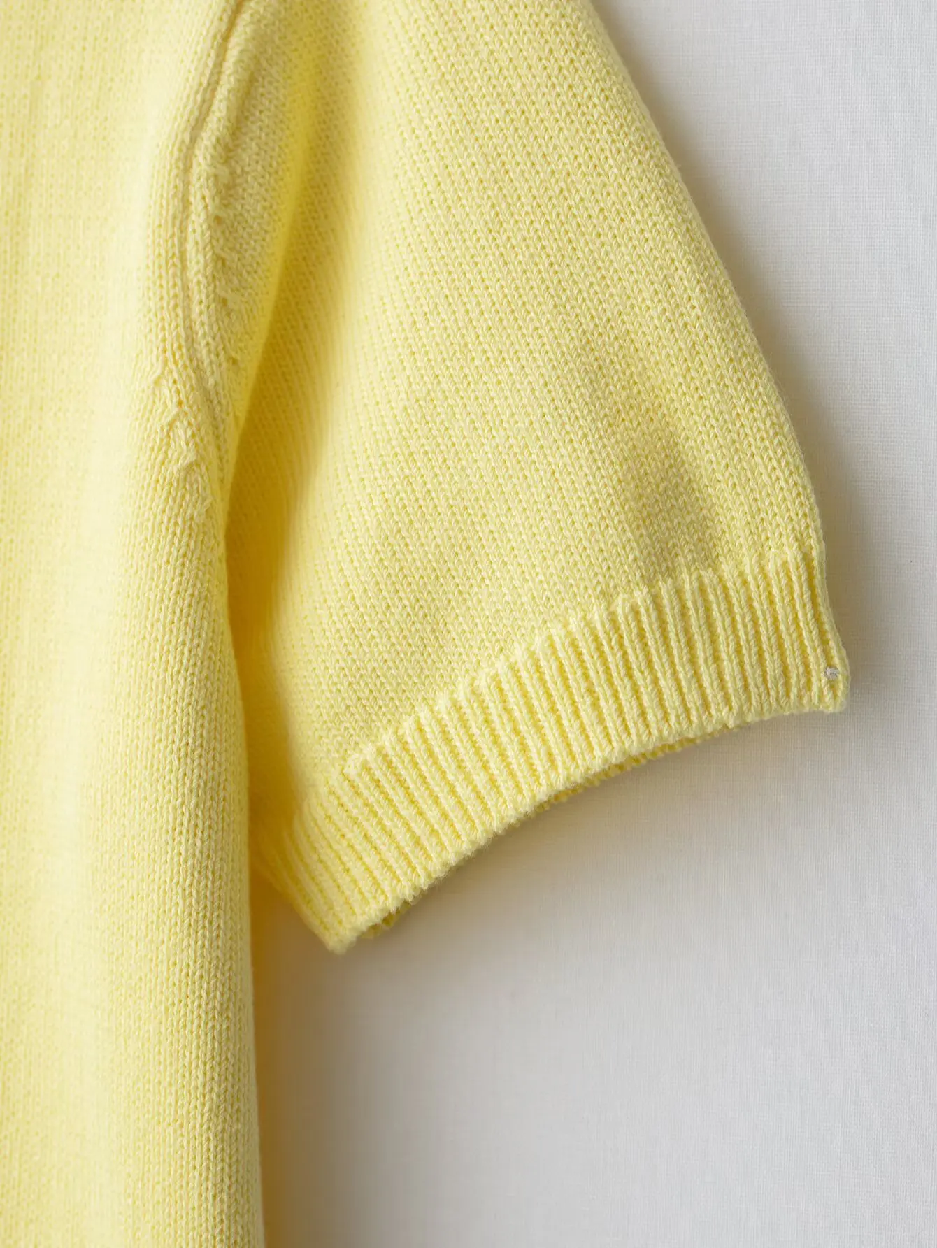 Giacca lavorata a maglia con fiocco di perle artificiali semplice e comoda moda casual da donna nuova estate 2025