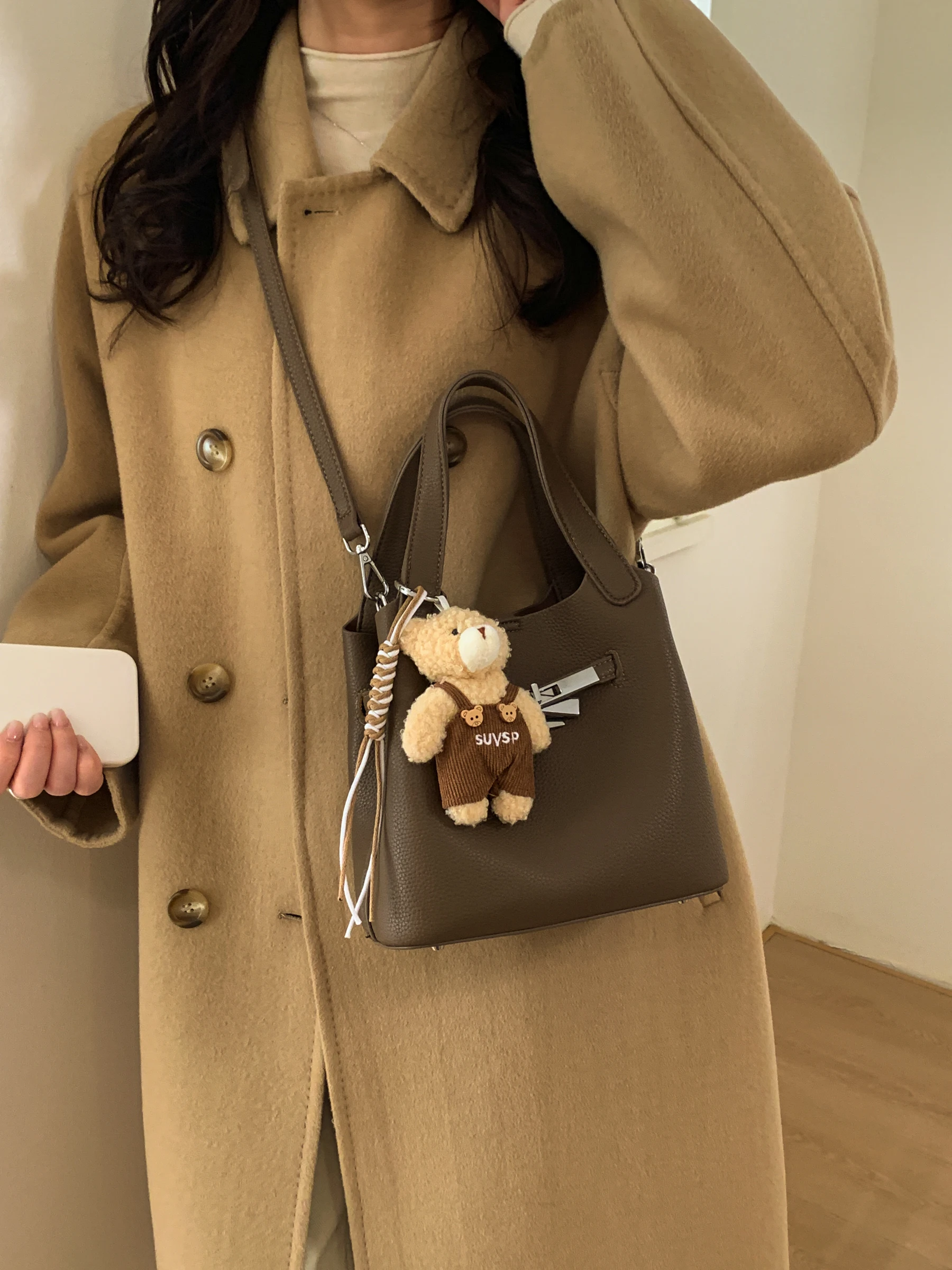 

Bear Pendant Buet Bag Women's Faion Casual Crossbody oulder Bag Single Handle PU Leather Winter ential Bag
