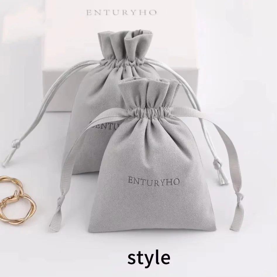 50 أكياس برباط بشعار شخصي من الألياف الدقيقة الرمادية حقائب مجوهرات مخصصة أكياس سوار وقلادة وأكياس تخزين التعبئة والتغليف