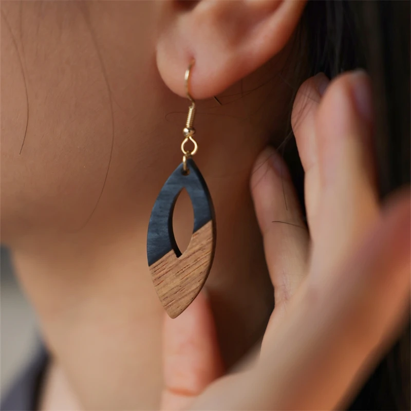 1-Pair Bohemian Hollow Leaf Natural Wood Resin Acrylic Earrings Women's Vacation Elegant Retro Daily Wear
