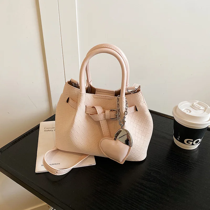 

Женская сумка-ведро Весна-Лето 2026 в стиле плетеной корзины, через плечо, с мягкой магнитной застежкой и ремешком из ПУ