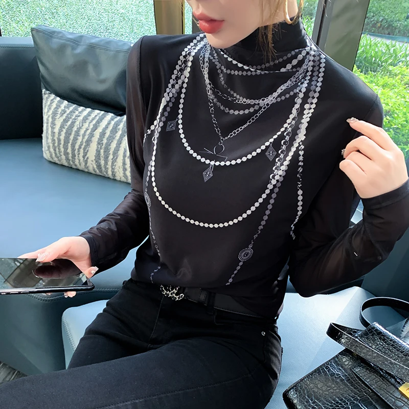 Modna bluzka damska z nadrukiem, długi rękaw, wysoki kołnierz, dopasowany krój, modny styl uliczny, geometryczny wzór, zimowa...