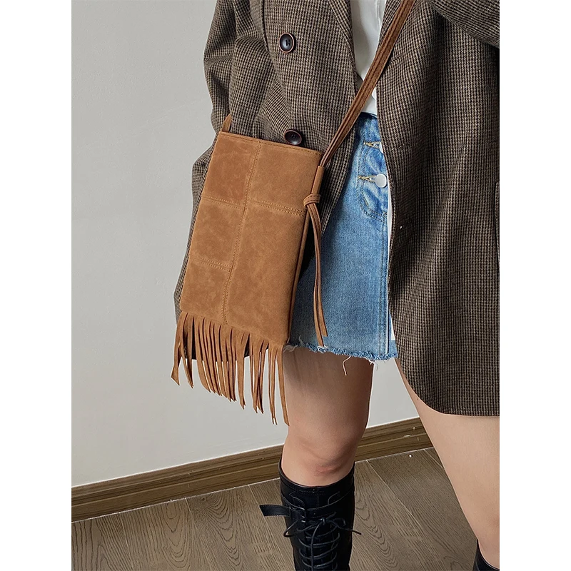 

2024 Niche Design New Women's Bag Spring and Summer Retro American Tassel Mini Bag Matte Slung Crossbody Bags