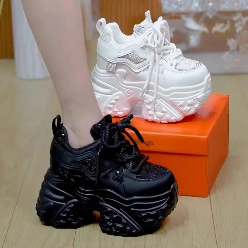 Zapatos de papá de suela gruesa aumentados internamente, zapatos de mujer, zapatos blancos deportivos informales populares de otoño e invierno 2025, bizcocho