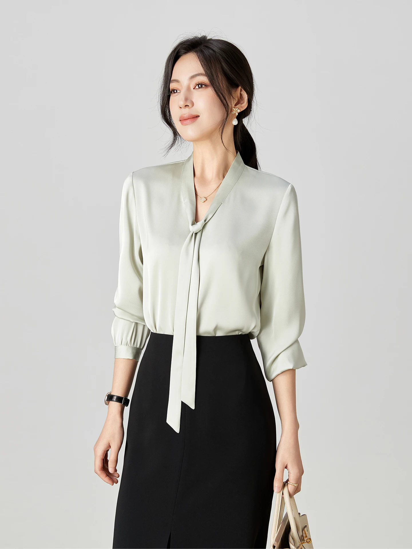 

Элегантная серо-зеленая блузка с длинным рукавом и V-образным вырезом, с поясом, из высококачественного вискозного атласа, новая коллекция Весна-Лето, деловой профессиональный топ