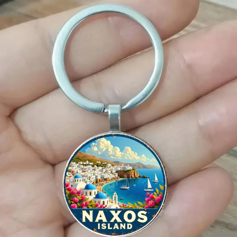 Chaveiro redondo da Ilha de Naxos, com barcos à vela e temas costeiros vibrantes, perfeito para presentes de férias.