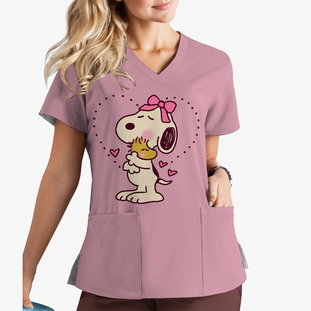 Tops de moda de manga corta para mujer, Top exfoliante con estampado de Snoopy de Disney, Top exfoliante con cuello en V, ropa quirúrgica para salón de belleza y Spa