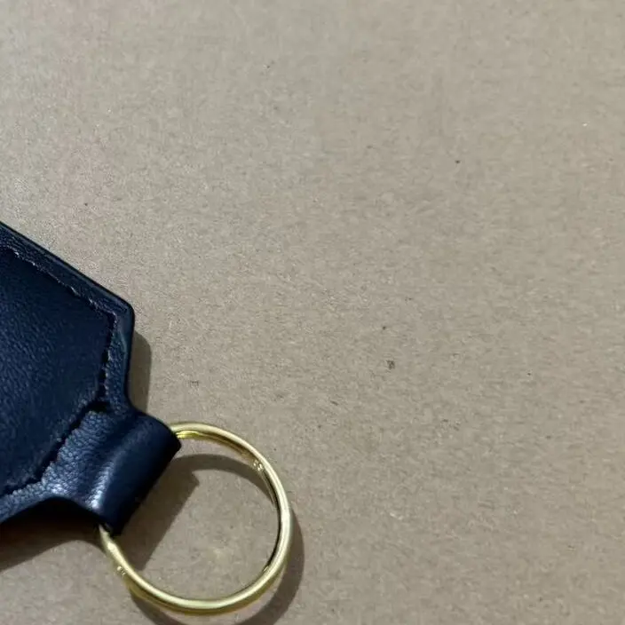 1X Wysokiej Jakości Skórzany Pokrowiec na Kluczyki Samochodowe Brelok Typu Shield z Emblematem 3D