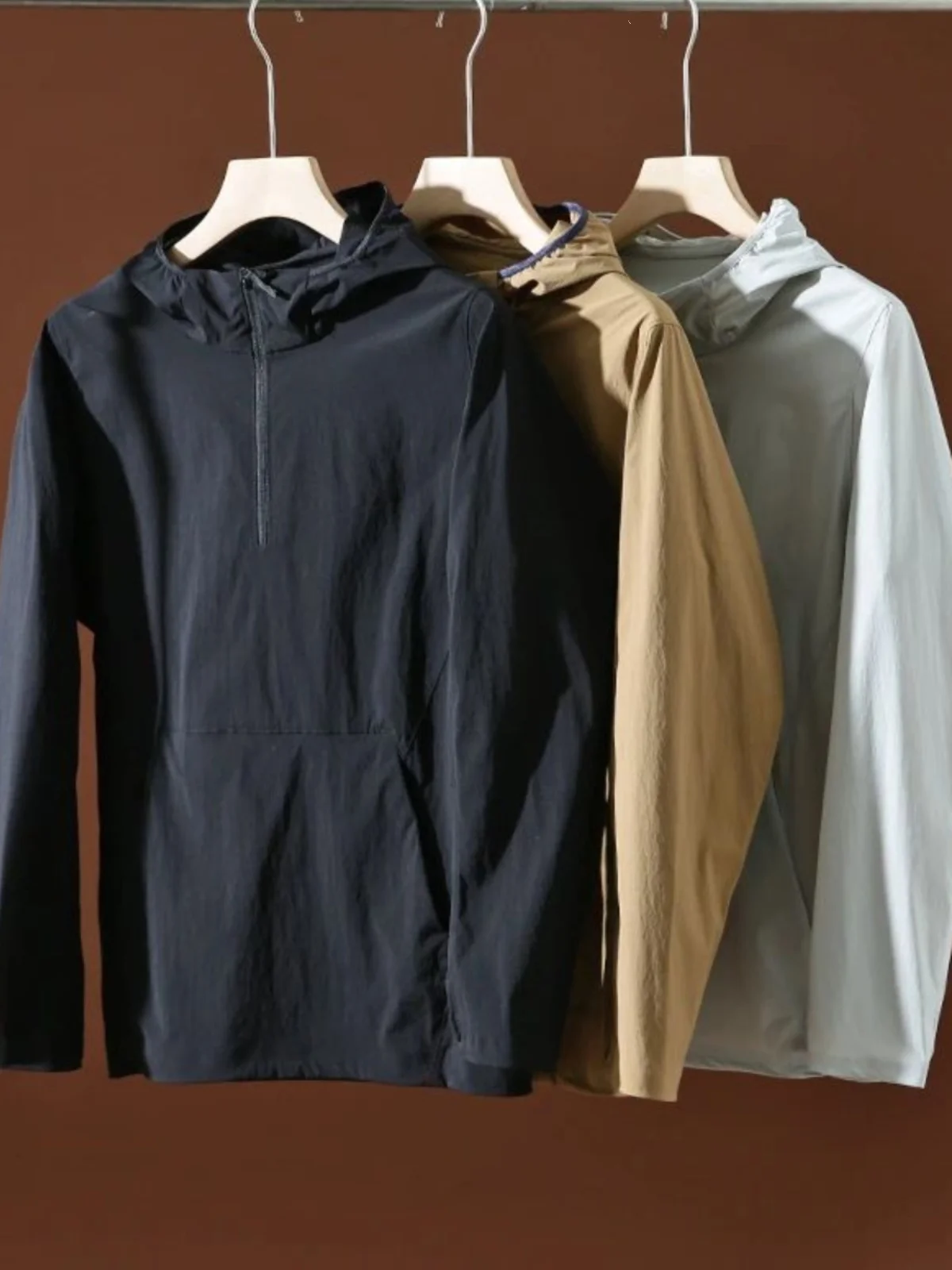 

Мужская легкая дышащая водонепроницаемая куртка с капюшоном на молнии для тренировок, городская, стильная, с длинными рукавами...