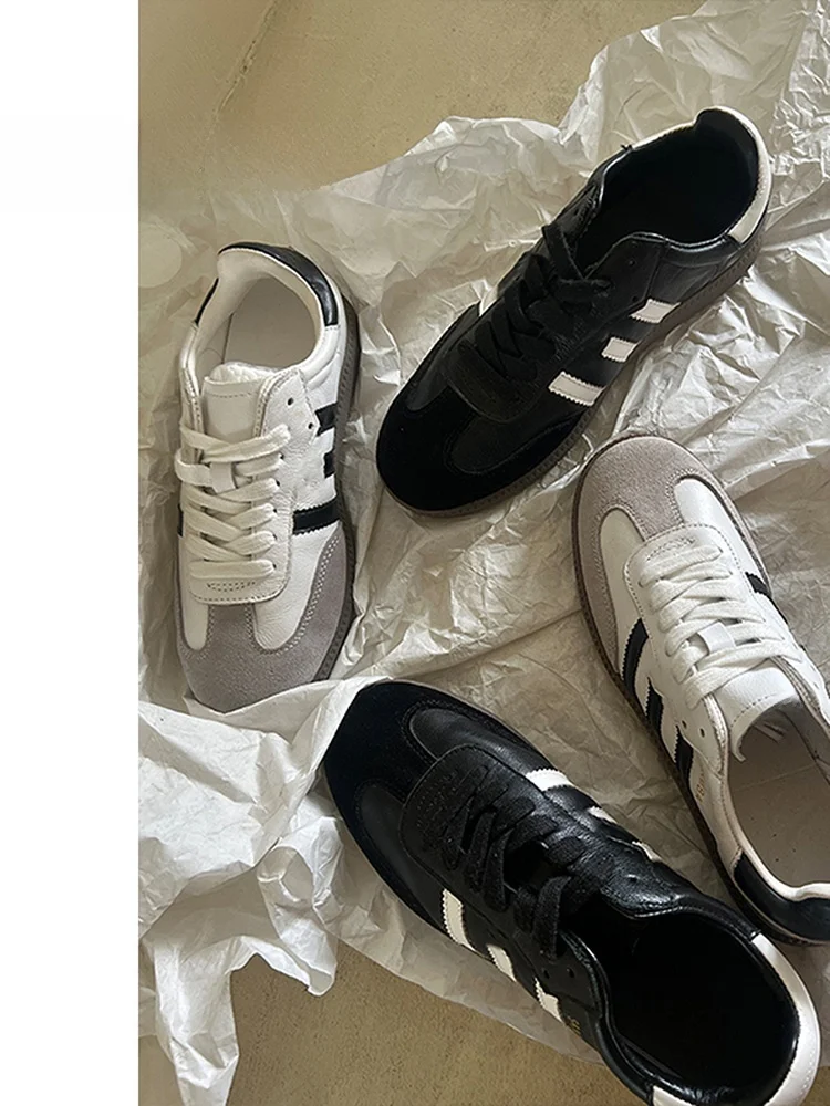 

Casual Retro American Style Flat Bottomed Soft Bottomed Laced Women's Sneakers Versatile Black And White Sports Board Shoes