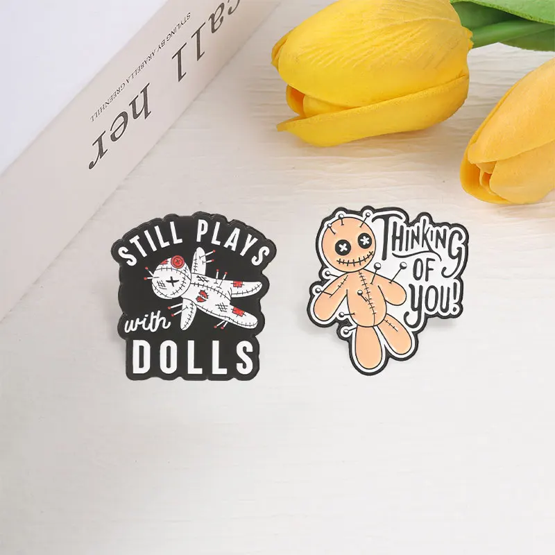 �Noch immer mit Puppen spielen“ – Voodoo-Puppe, sarkastisches Sprichwort, Emaille-Abzeichen, Metall-Anstecknadel, Brosche für Jeans, Reversdekor, Geschenk für Freunde. – Detail 6