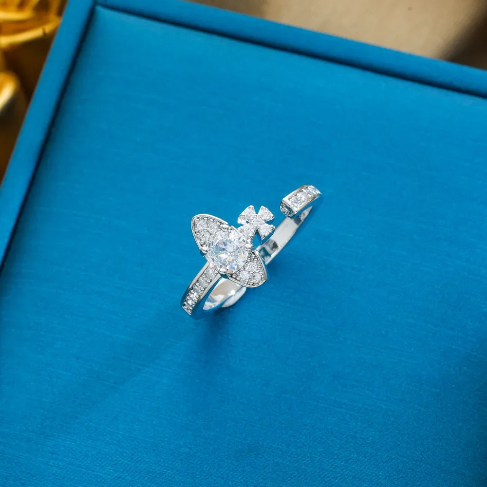 The stone three-dimensional saturn-shaped open ring exudes a sense of high-end fashion and light luxury