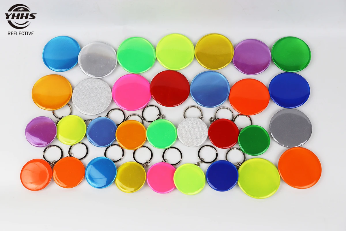 58Mm Plastic Hoge Zichtbaarheid Pvc Tinplaat Pin Badge Reflecterende Sleutelhanger Voor Tas Accessoires Nacht Hardlopen