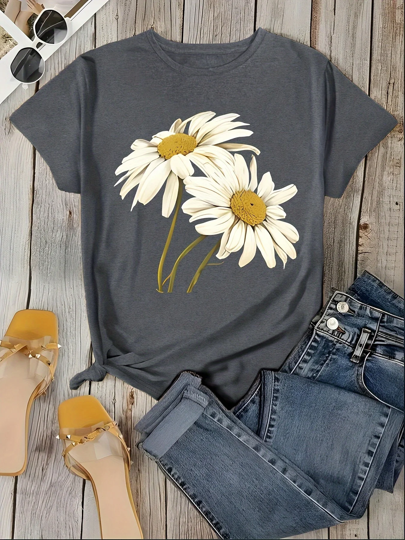 Daisy Floral Women's Tee - Boho Botanical Graphic, Casual Summer Top
