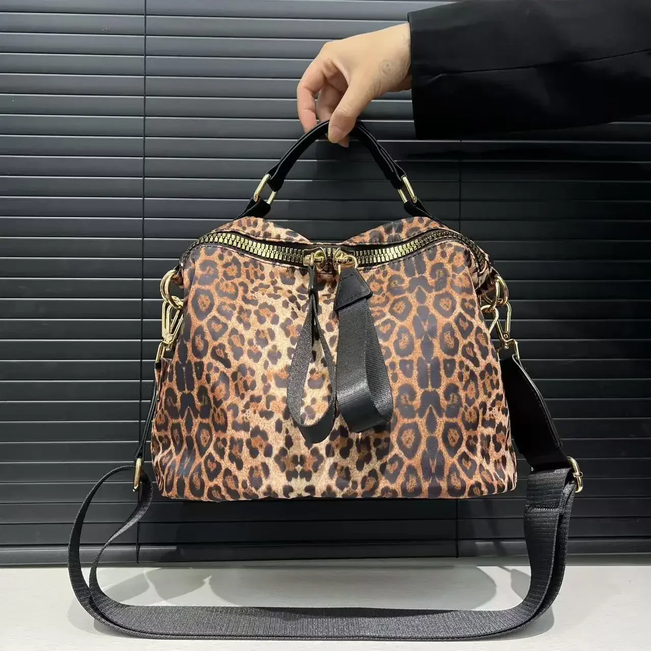 

Ladies' fashionable nylon leopard print shoulder bag for daily use, lightweight diagonal cross handbag