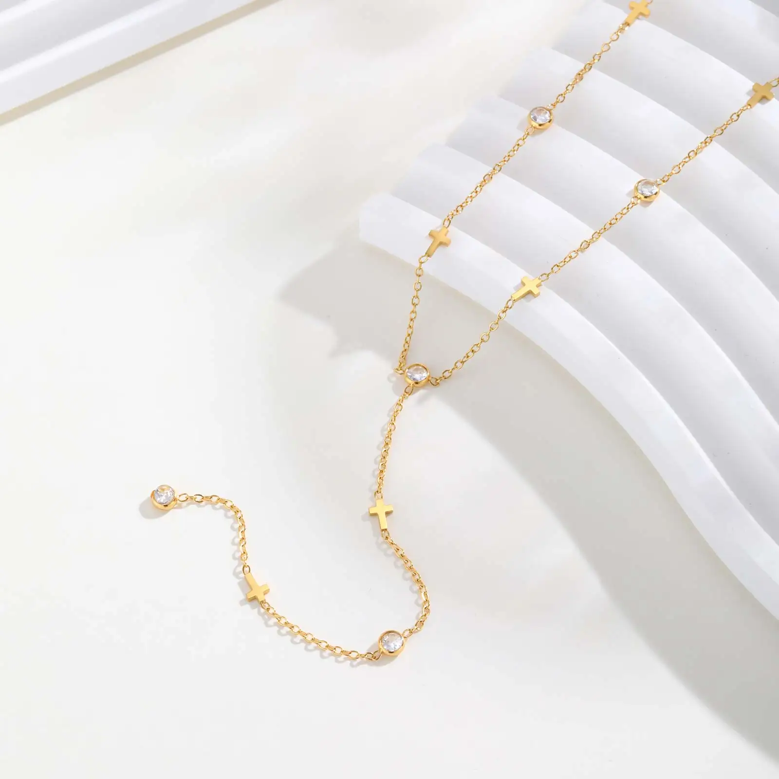 Edelstahl-Halskette in Y-Form mit Schmetterlingsherz für Damen, vergoldete lange Halskette mit Zirkonperlen, trendiger Partyschmuck – Detail 6