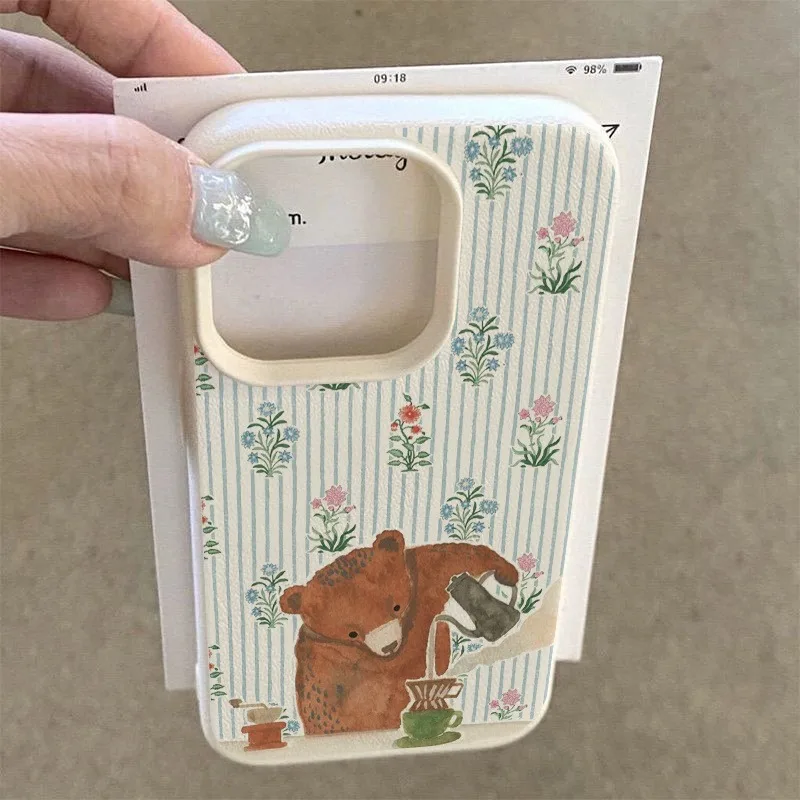 レトロなストライプ柄のクマとコーヒー柄、ライチテクスチャの落下防止保護ケース1個、iPhone 17、16、15、Plus、Pro、Maxシリーズの携帯電話に適しています—ギフトとして使用できます
