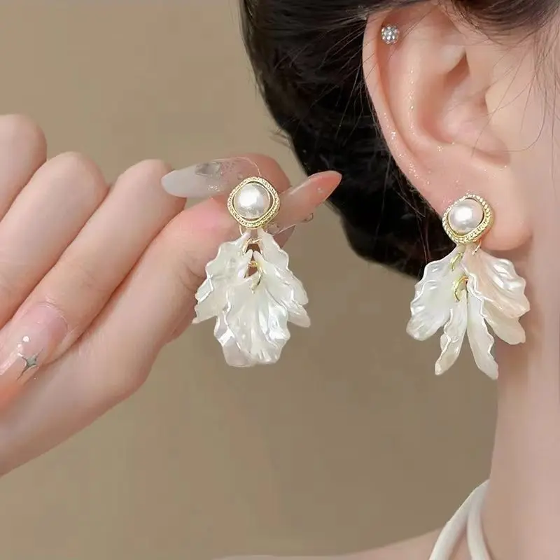 2025 New Fashion Glossy Scallop Ear Clips Gift Women Temperament Simple Korean White Shell Flower Clip on Earrings No Piercing