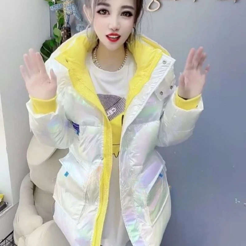 เสื้อแจ็คเก็ตผ้าฝ้ายบุนวมสีลูกกวาดเงาแบบติดซิปติดป้ายสีตัดกัน ความยาวปานกลางถึงยาว