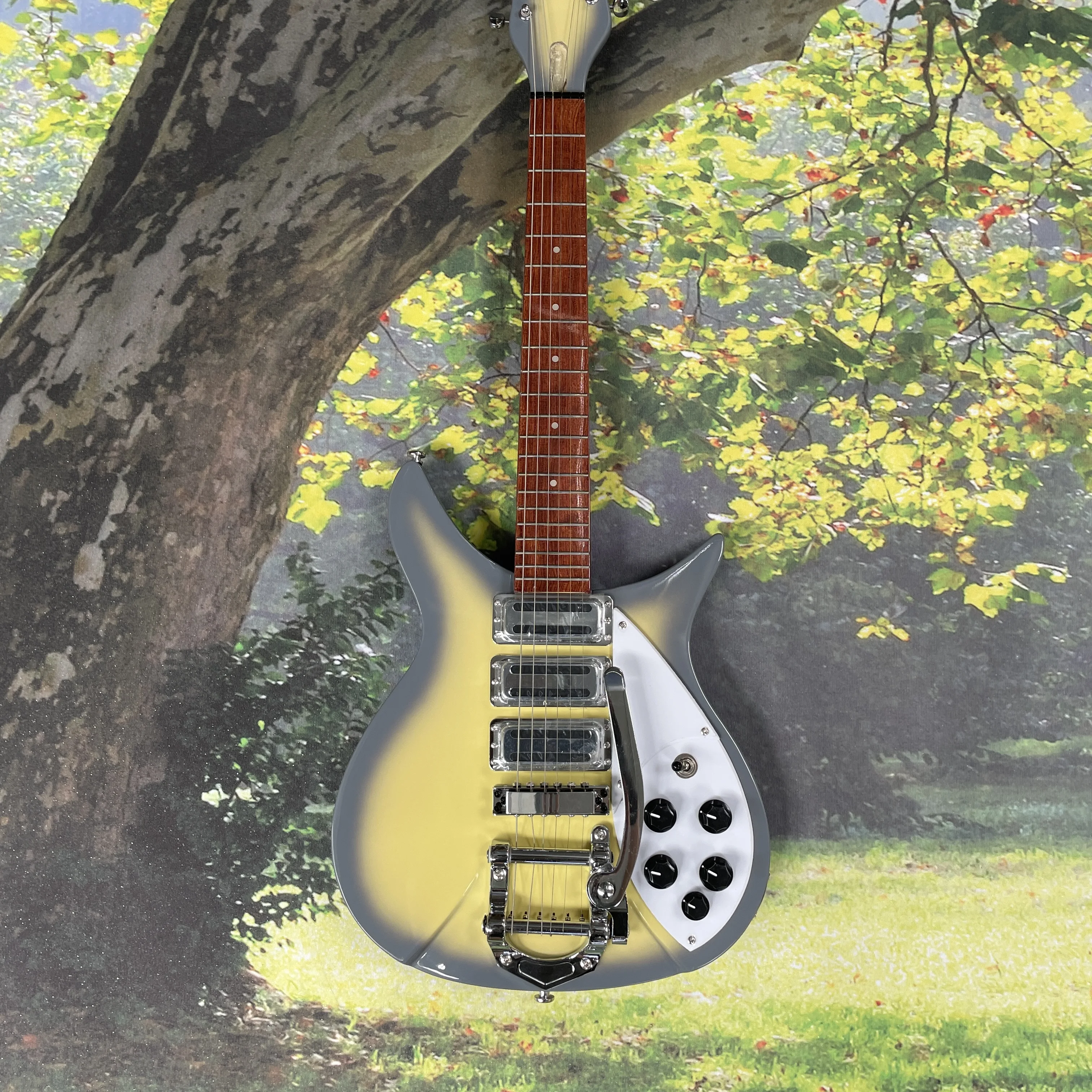 

Silver-green shaped electric guitar,rosewood fingerboardwith whitepickguard guitars, beginner to intermediate electric guitarra