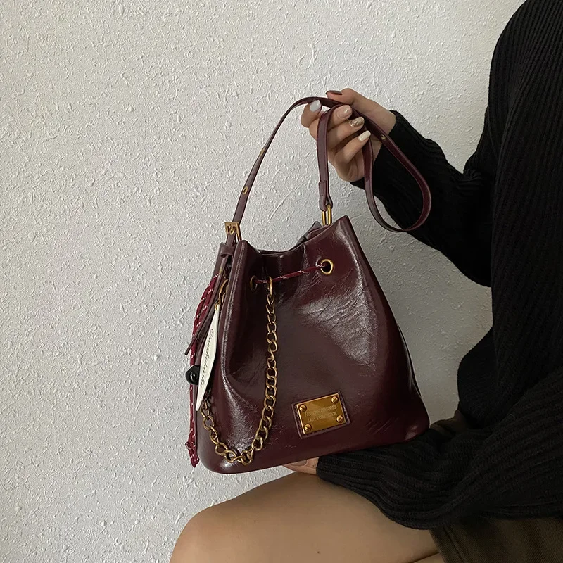 

2025 Autumn & Winter New! Women's Fashionable Personalized Oil Wax Leather Bucket Bag – Temperamental & Versatile Shoulder