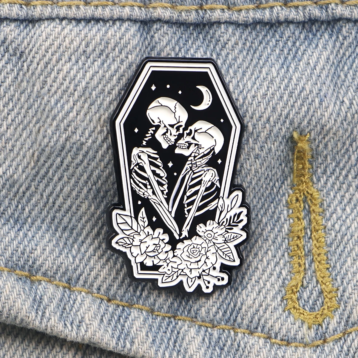 Halloween Skeleton Enamel Pin Love Gesture Brooch Pines Lapel Pins Creative Badge Clothing Accessories Punk Jewelry Lover Gifts