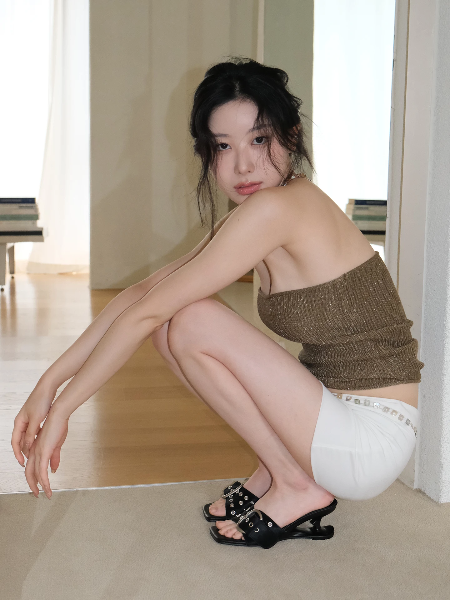 

Женские летние шлепанцы Mooreyu 2025 на высоком каблуке из овчины, с открытым носком, модные сандалии с заклепками, повседневные уличные шлепанцы