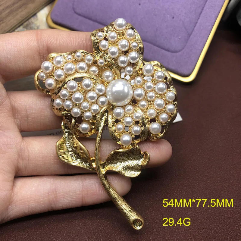 

European and American niche daily versatile flower shaped inlaid pearl style brooch