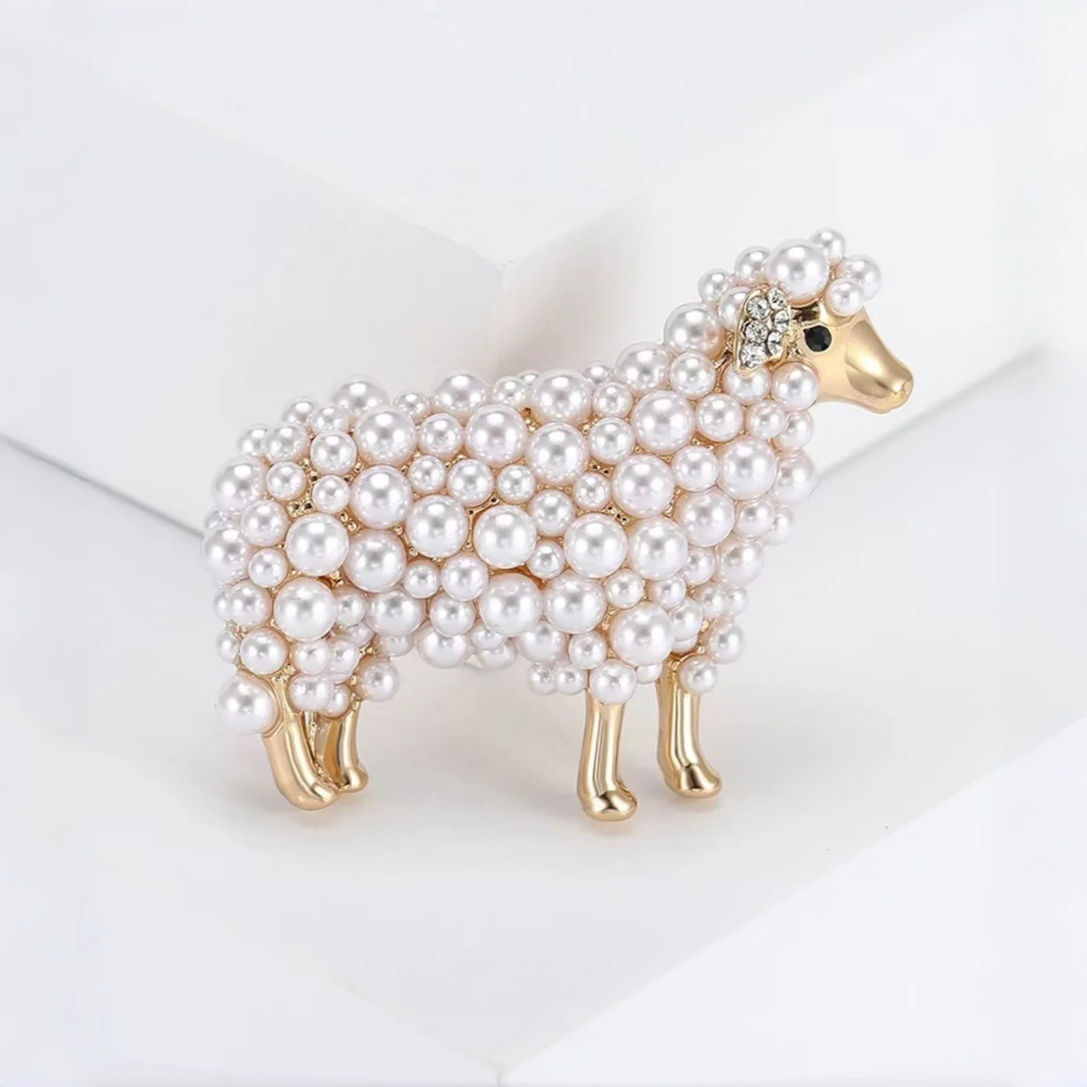 

Fashionable, Retro, Minimalist Little Sheep Pearl Ice Cream Brooch - Cute Animal Style Elegant Pin Accessory
