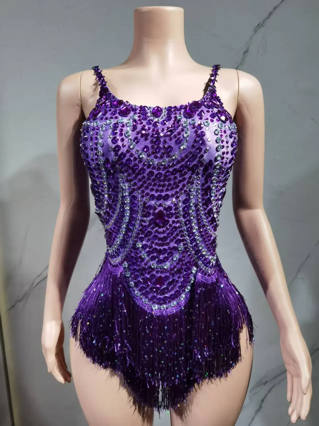 L'étoile chante avec le même gland bleu, costume de festival de musique de danse sauvage et blanc brillant