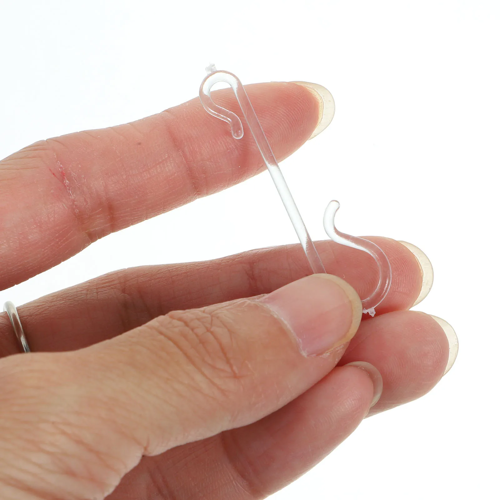 

100Pcs Christmas Ball Hanging Hooks Plastic Ornament Hangers Easy Installation for Tree Stocking Garland Decorations