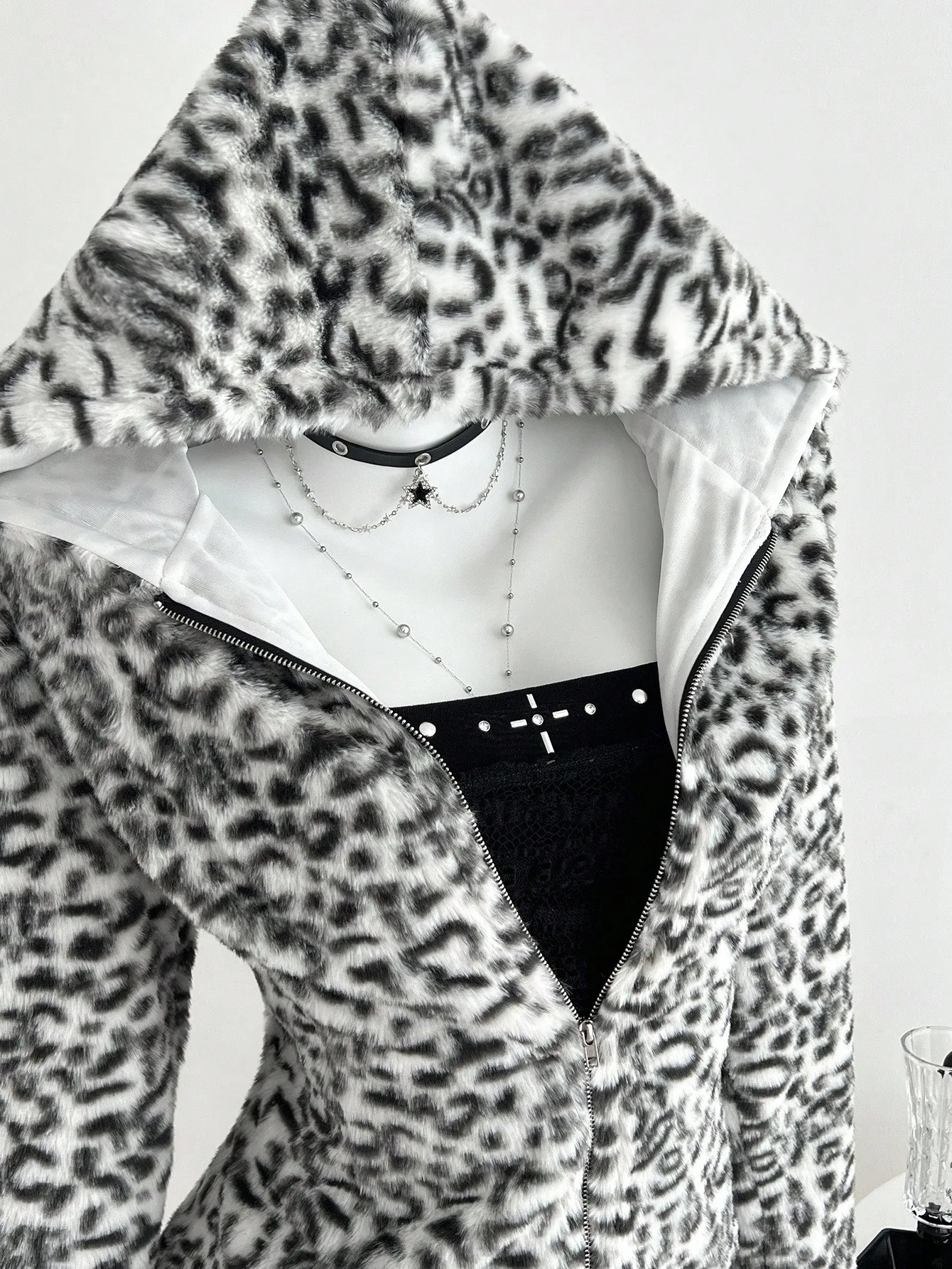 

Женская куртка на молнии с капюшоном из искусственного меха с леопардовым принтом для осени и зимы в повседневном готическом стиле