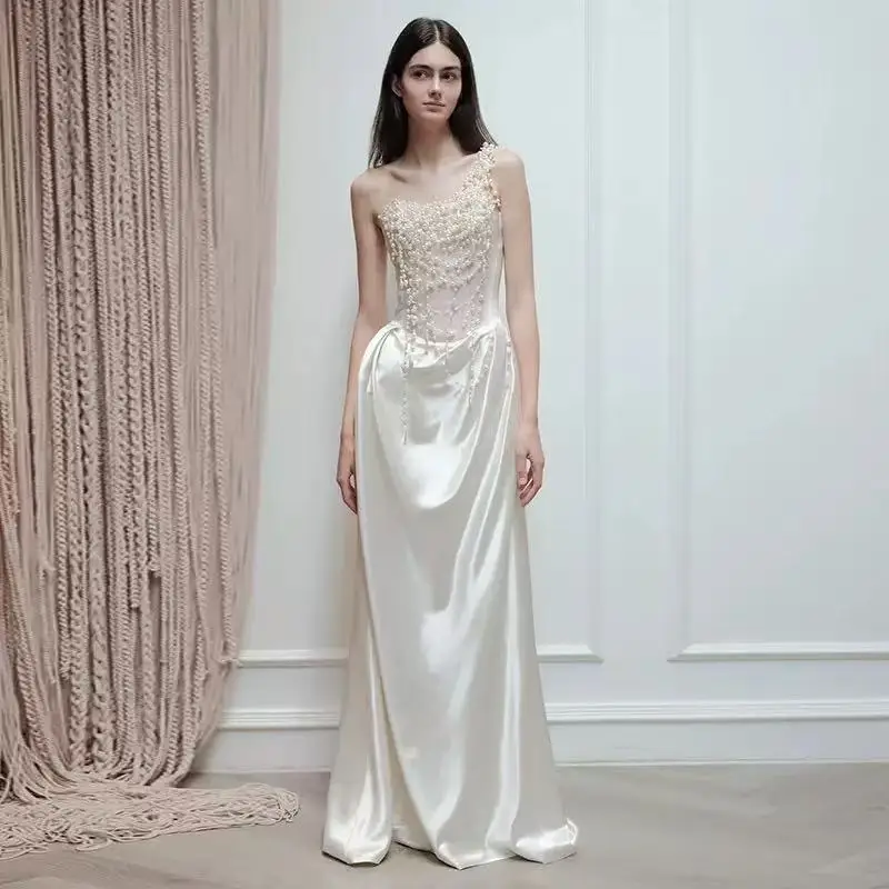 أزياء كتف واحد غمد فستان الزفاف اللؤلؤ الديكور الساتان فستان الزفاف بلا أكمام طول الأرض مخصص vestidos de novia