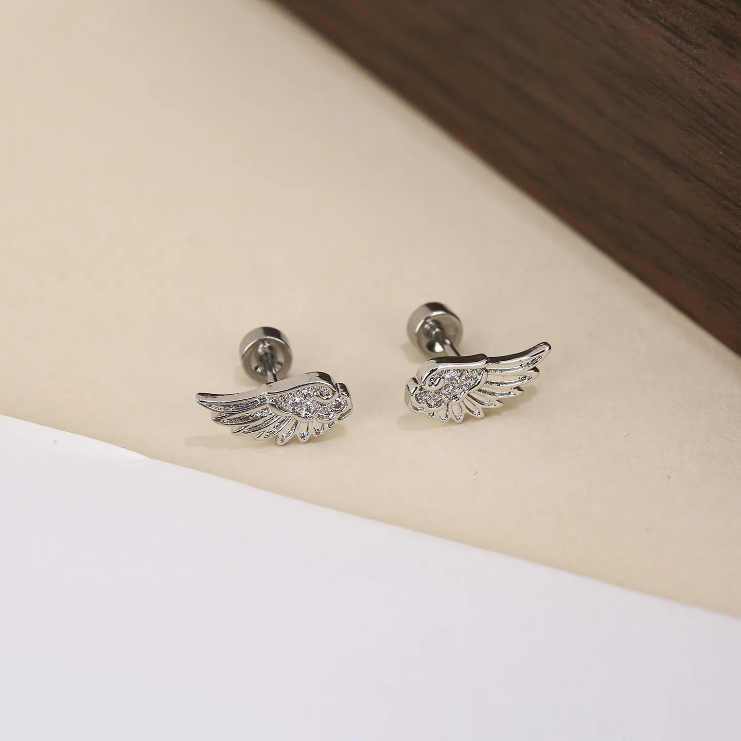 Ein Paar Vintage Paar-Ohrringe mit kreativen Engelsflügeln für Damen, Punk-Ohrstecker, Geburtstagsgeschenk, Schmuck – Detail 3